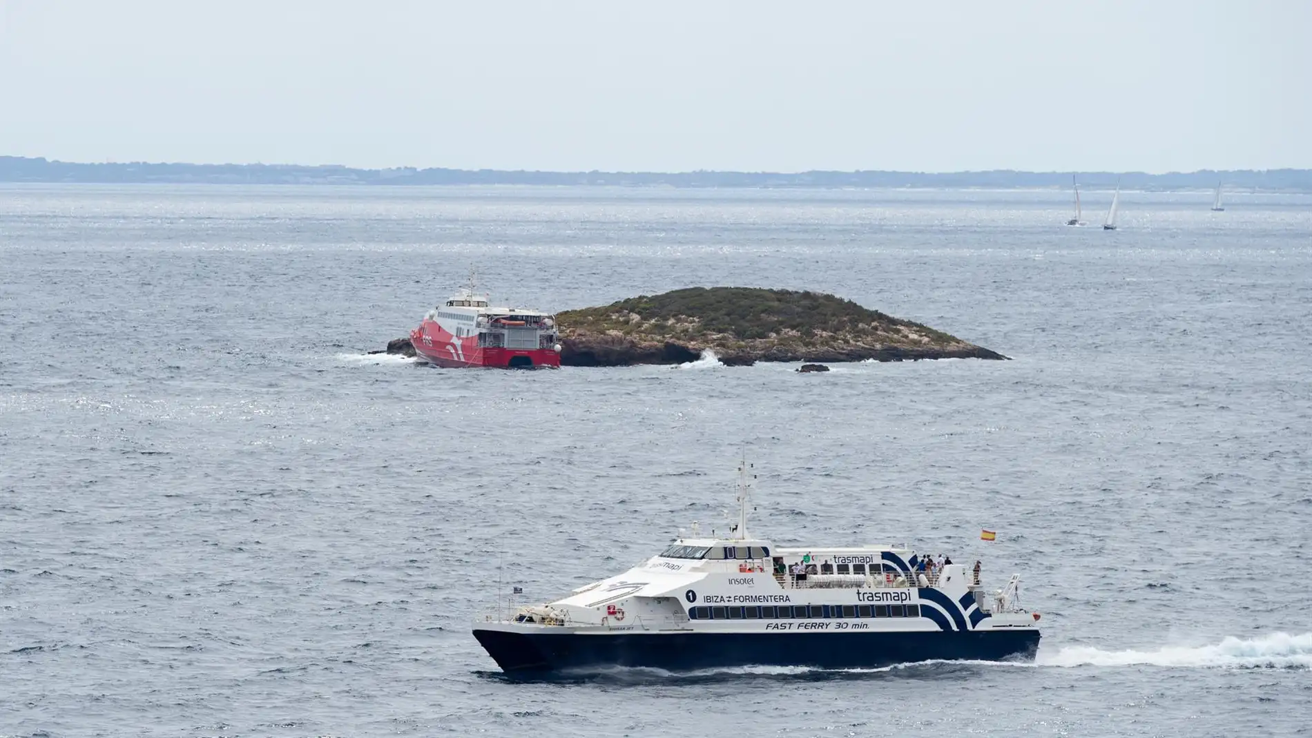 El ferry encallado en un islote de Ibiza ya ha sido reflotado