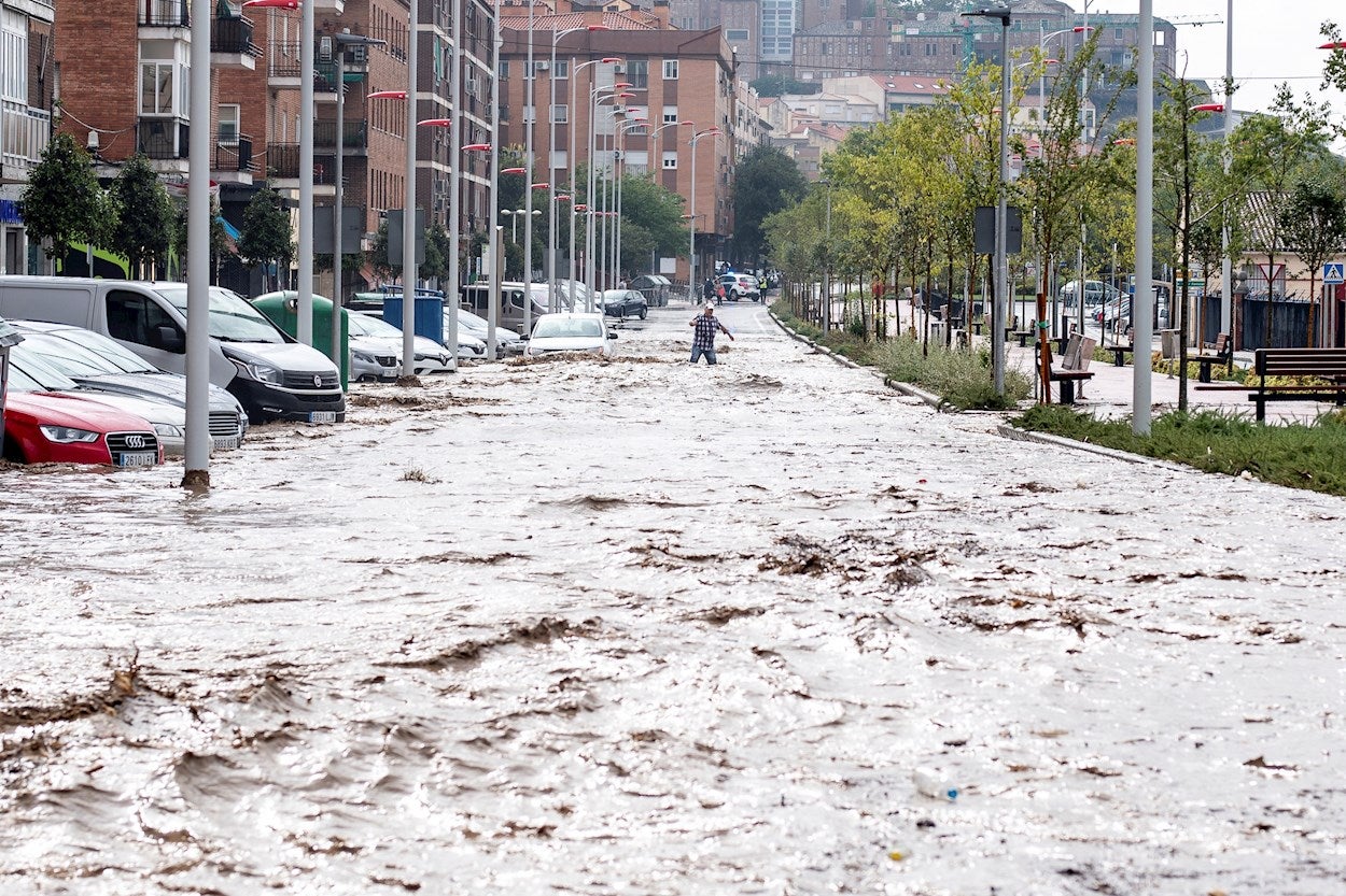 Así ha sido el agónico rescate a un menor atrapado en un coche por las inundaciones de Toledo Así ha sido el agónico rescate a un menor atrapado en un coche por las inundaciones de Toledo