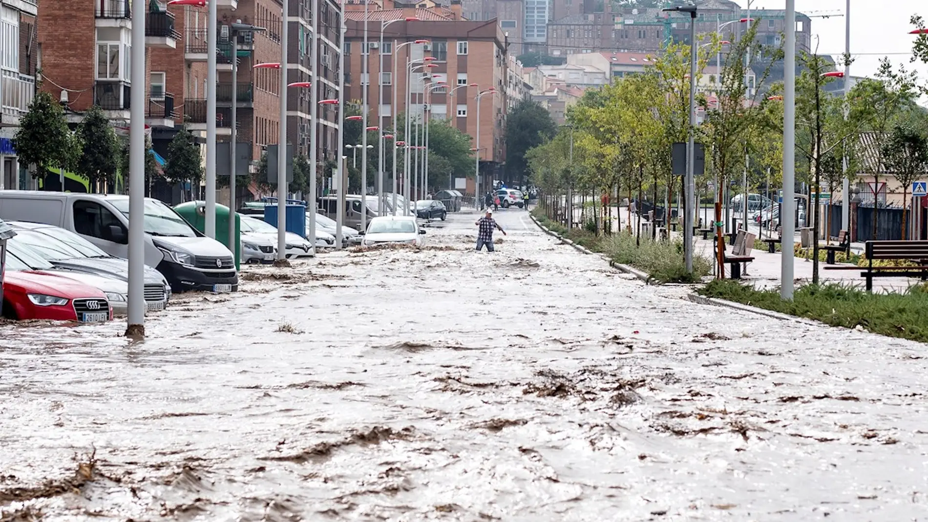 Vista del paseo de La Rosa, este miércoles en Toledo, inundado después de que el arroyo De la Rosa se haya desbordado por las tormentas.