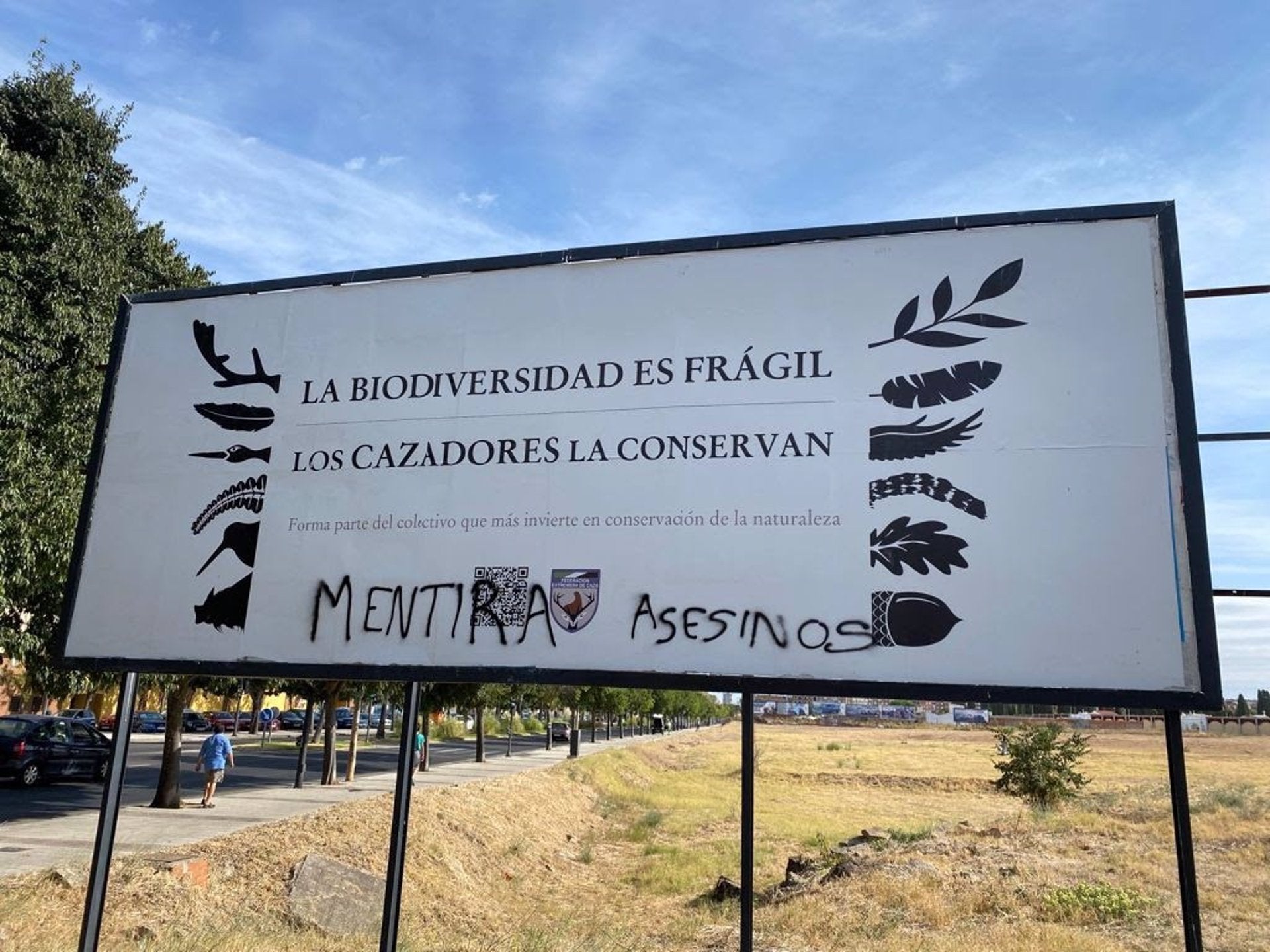Fedexcaza traslada a la Policía Nacional unas pintadas aparecidas en Badajoz que tachan a los cazadores de "asesinos" Fedexcaza traslada a la Policía Nacional unas pintadas aparecidas en Badajoz que tachan a los cazadores de "asesinos"
