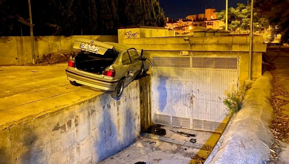 Los dos ocupantes del vehículo resultaron heridos, uno de ellos de gravedad.