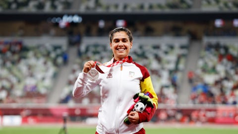 Míriam Martínez con su medalla de plata en el estadio Olímpico de Tokio