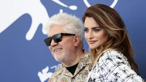 Penélope Cruz y Pedro Almodóvar posan en el photocall oficial de la Mostra de Venecia para presentar 'Madres paralelas' Penélope Cruz y Pedro Almodóvar posan en el photocall oficial de la Mostra de Venecia para presentar 'Madres paralelas'