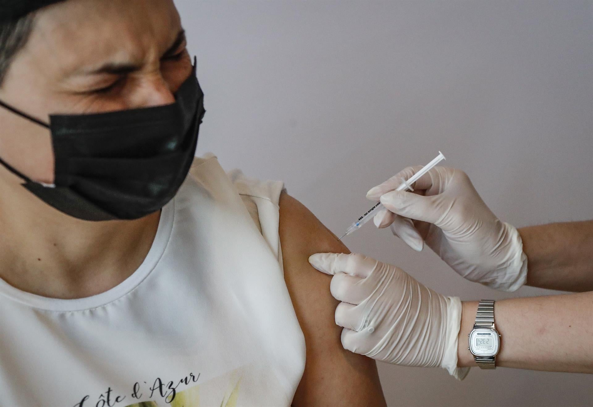 Las personas vacunadas y no vacunadas contra el coronavirus se infectan con la misma carga viral de la variante Delta Las personas vacunadas y no vacunadas contra el coronavirus se infectan con la misma carga viral de la variante Delta