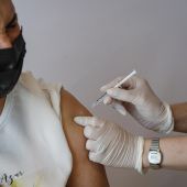 Una mujer vacunándose contra el coronavirus