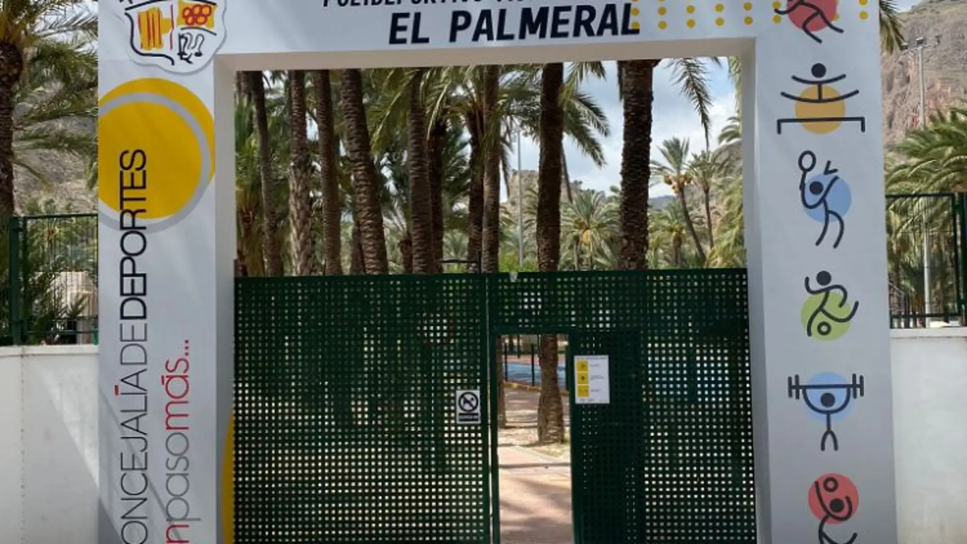La concejala de deportes de Orihuela estrena nueva señalética e iluminación en El Polideportivo Municipal 