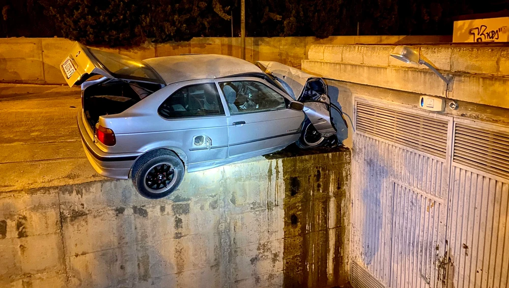 El vehículo que se dio a la fuga terminó empotrado contra el muro de un aparcamiento.