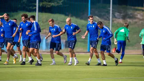 Dani Calvo, segundo por la derecha, conversa con Luismi en El Requexón. Dani Calvo, segundo por la derecha, conversa con Luismi en El Requexón.