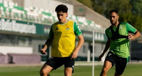 H&eacute;ctor Beller&iacute;n controla el bal&oacute;n en un entrenamiento del Betis.