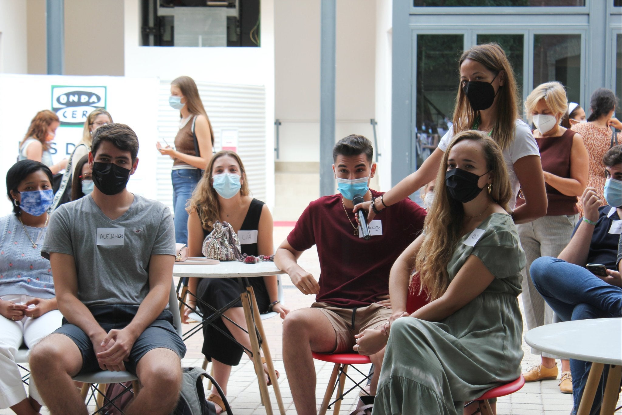 ¿Por qué los universitarios son más altos que los que sólo tienen estudios primarios? ¿Por qué los universitarios son más altos que los que sólo tienen estudios primarios?