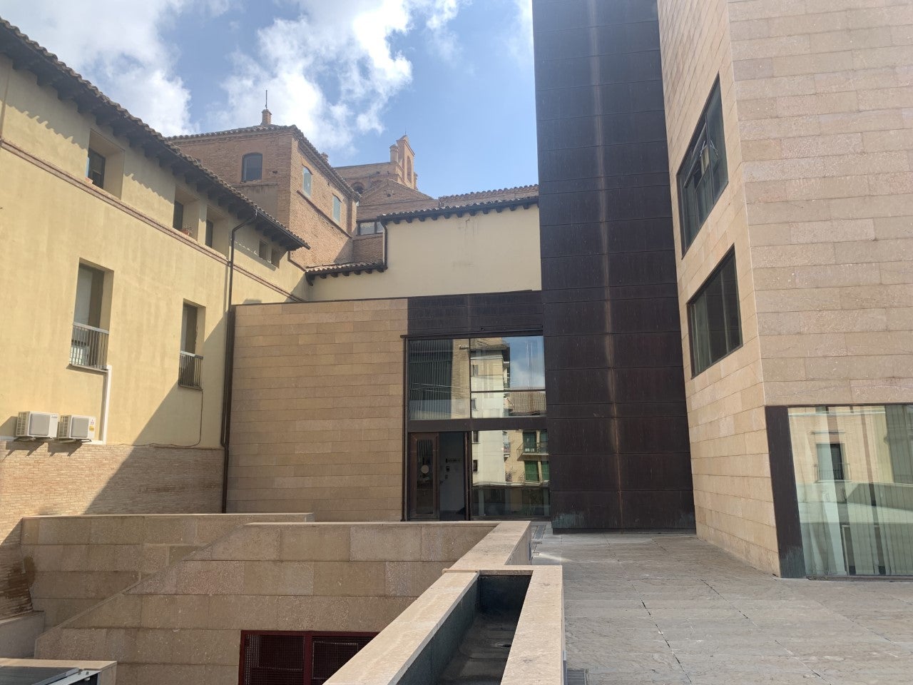 Las obras del patio obligan a modificar el acceso al edificio Las obras del patio obligan a modificar el acceso al edificio