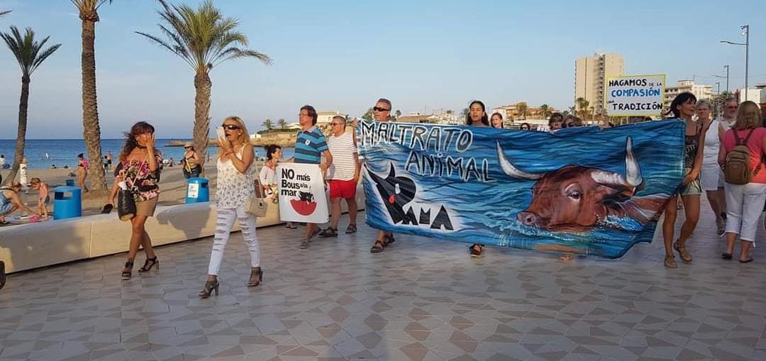 Denia Animal Save, organiza una manifestación contra los 'Bous a la mar' por ser humillante y vejatorio para los toros Denia Animal Save, organiza una manifestación contra los 'Bous a la mar' por ser humillante y vejatorio para los toros