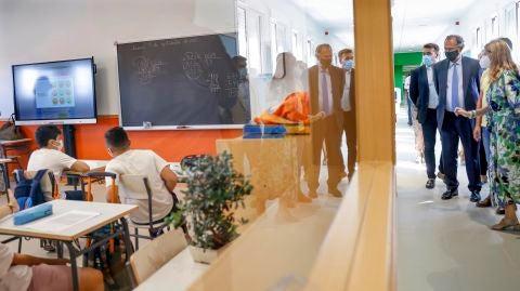 El consejero de Educaci&oacute;n Enrique Ossorio visita el CEIP Miguel Delibes de Campo Real