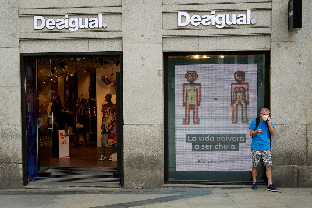 Los trabajadores de Desigual aprueban una jornada laboral de cuatro días a cambio de reducirse el sueldo Los trabajadores de Desigual aprueban una jornada laboral de cuatro días a cambio de reducirse el sueldo