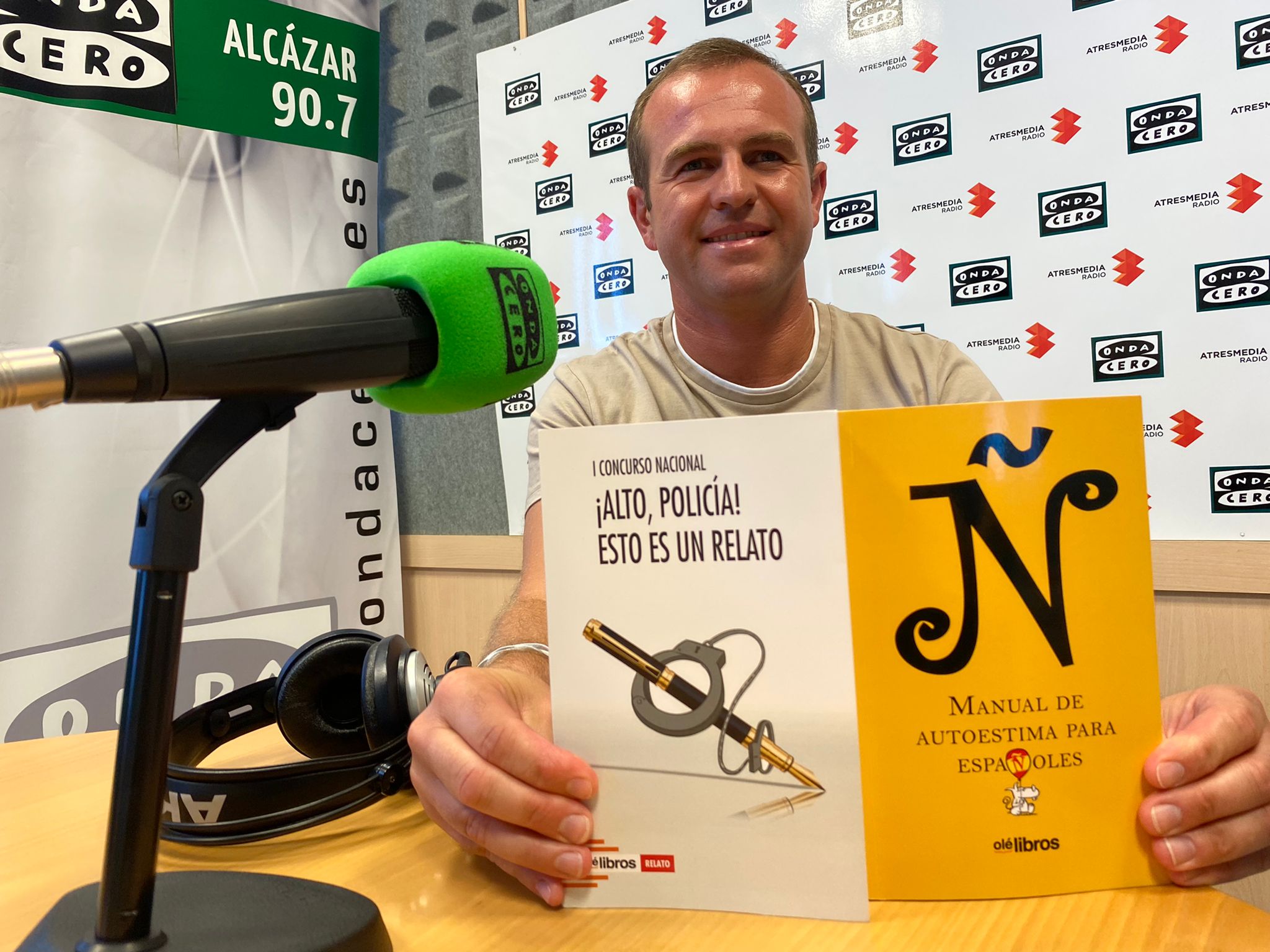 El Escritor-Policía alcazareño participará en la próxima feria del libro en Madrid El Escritor-Policía alcazareño participará en la próxima feria del libro en Madrid