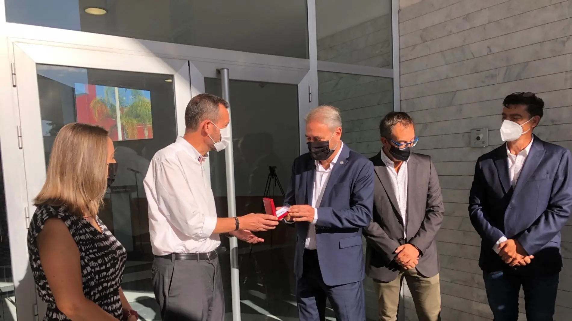 El alcalde de Elche entrega al rector de la UMH las llaves del edificio que se destinará a residencia universitaria.