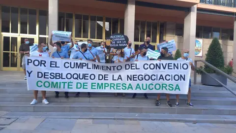 Trabajadores de AUCORSA protesetan ante el ayuntamiento Trabajadores de AUCORSA protesetan ante el ayuntamiento