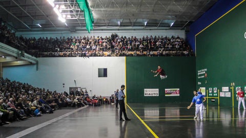 Front&oacute;n Adarraga homenaje a la pelota