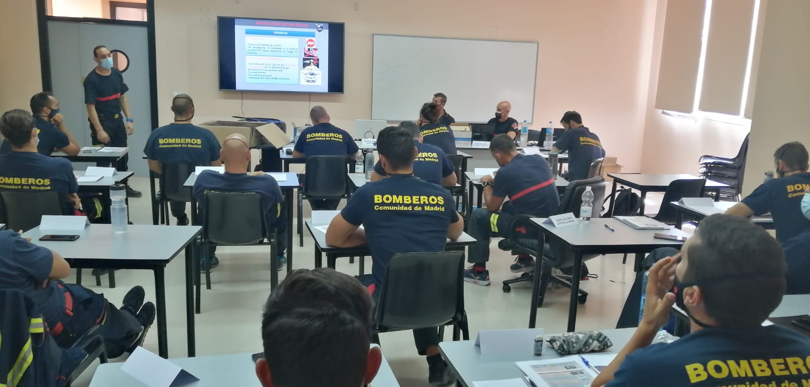 Bomberos de Elche se forman en el abordaje de siniestros con vehículos eléctricos, híbridos y con nuevos modelos de propulsión Bomberos de Elche se forman en el abordaje de siniestros con vehículos eléctricos, híbridos y con nuevos modelos de propulsión