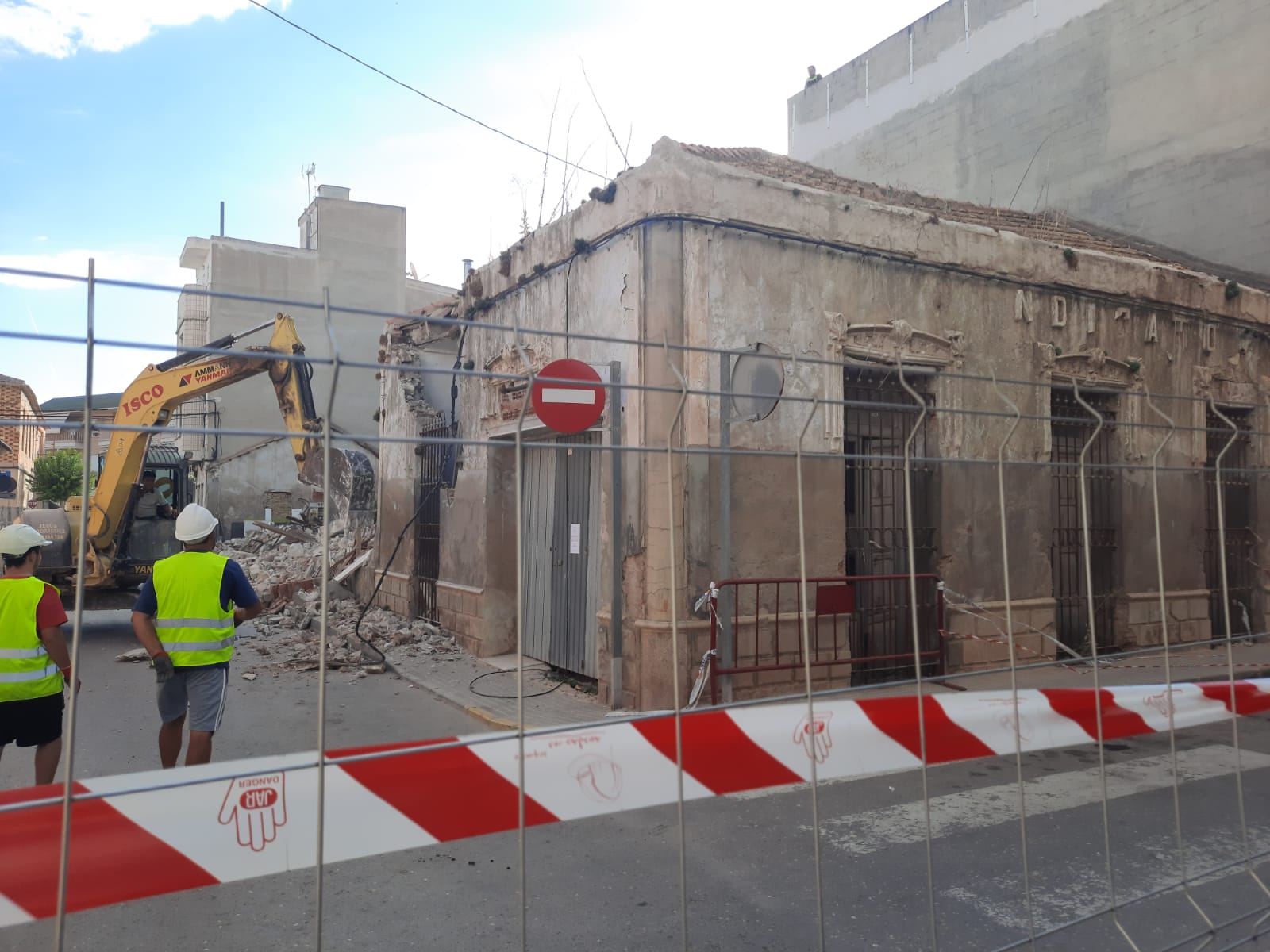 El Ayuntamiento de Rafal inicia la demolición del edificio del Sindicato Agrícola ante el mal estado del inmueble El Ayuntamiento de Rafal inicia la demolición del edificio del Sindicato Agrícola ante el mal estado del inmueble