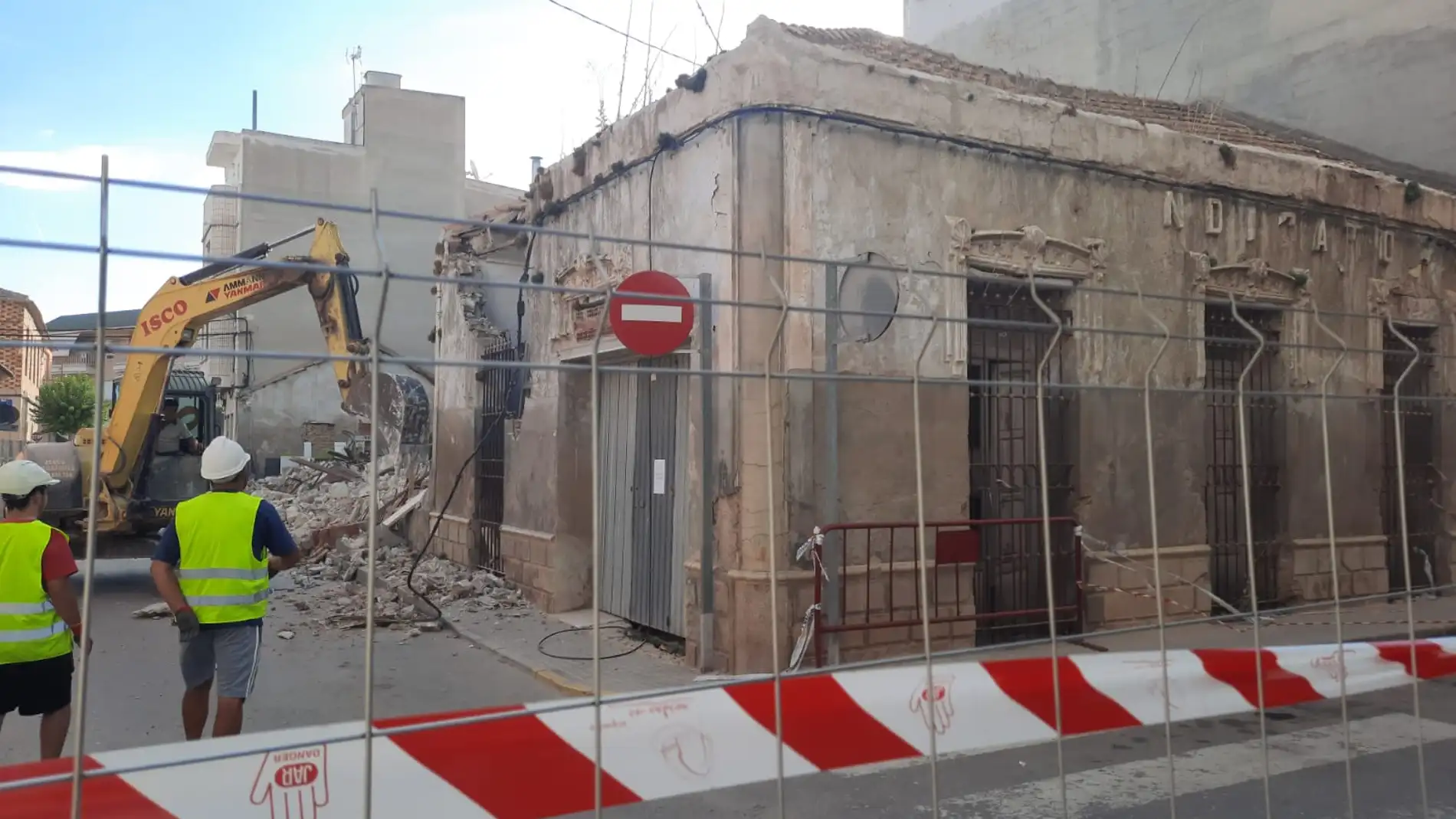 El Ayuntamiento de Rafal inicia la demolición del edificio del Sindicato Agrícola ante el mal estado del inmueble 