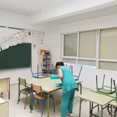 Limpiadora realizando su trabajo en un colegio de Rota Limpiadora realizando su trabajo en un colegio de Rota