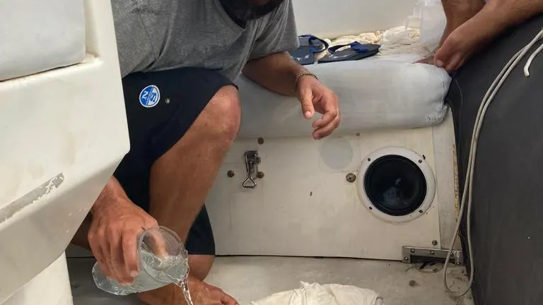 Rescate de una tortuga atrapada en plástico en Ibiza Rescate de una tortuga atrapada en plástico en Ibiza