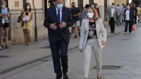 El presidente de la Generalitat Valenciana, Ximo Puig, con la vicepresidenta primera del Gobierno, Nadia Calvi&ntilde;o.