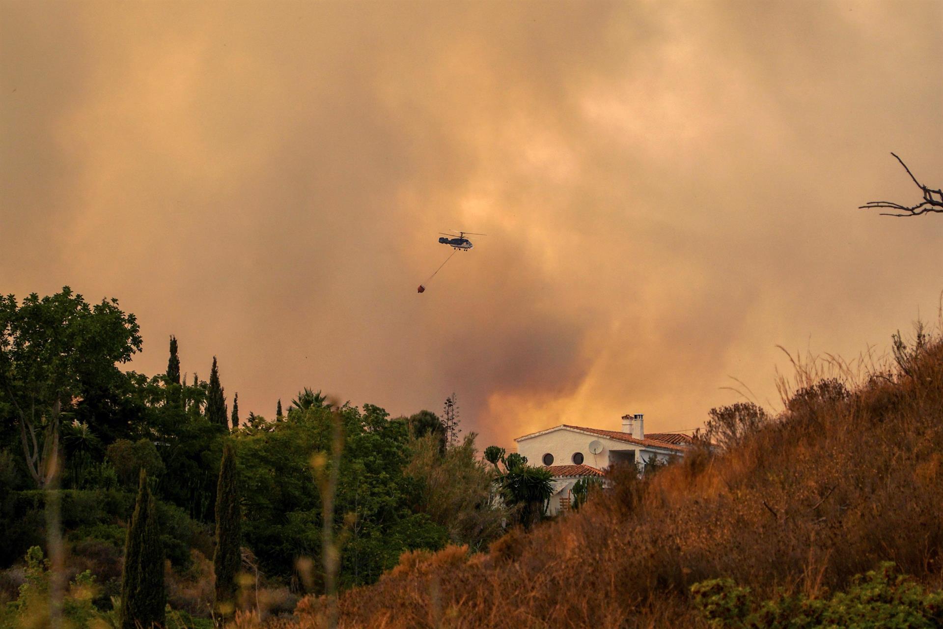 Ascienden a seis los pueblos evacuados por el incendio de Málaga tras el desalojo preventivo de Júzcar y Alpandeire Ascienden a seis los pueblos evacuados por el incendio de Málaga tras el desalojo preventivo de Júzcar y Alpandeire