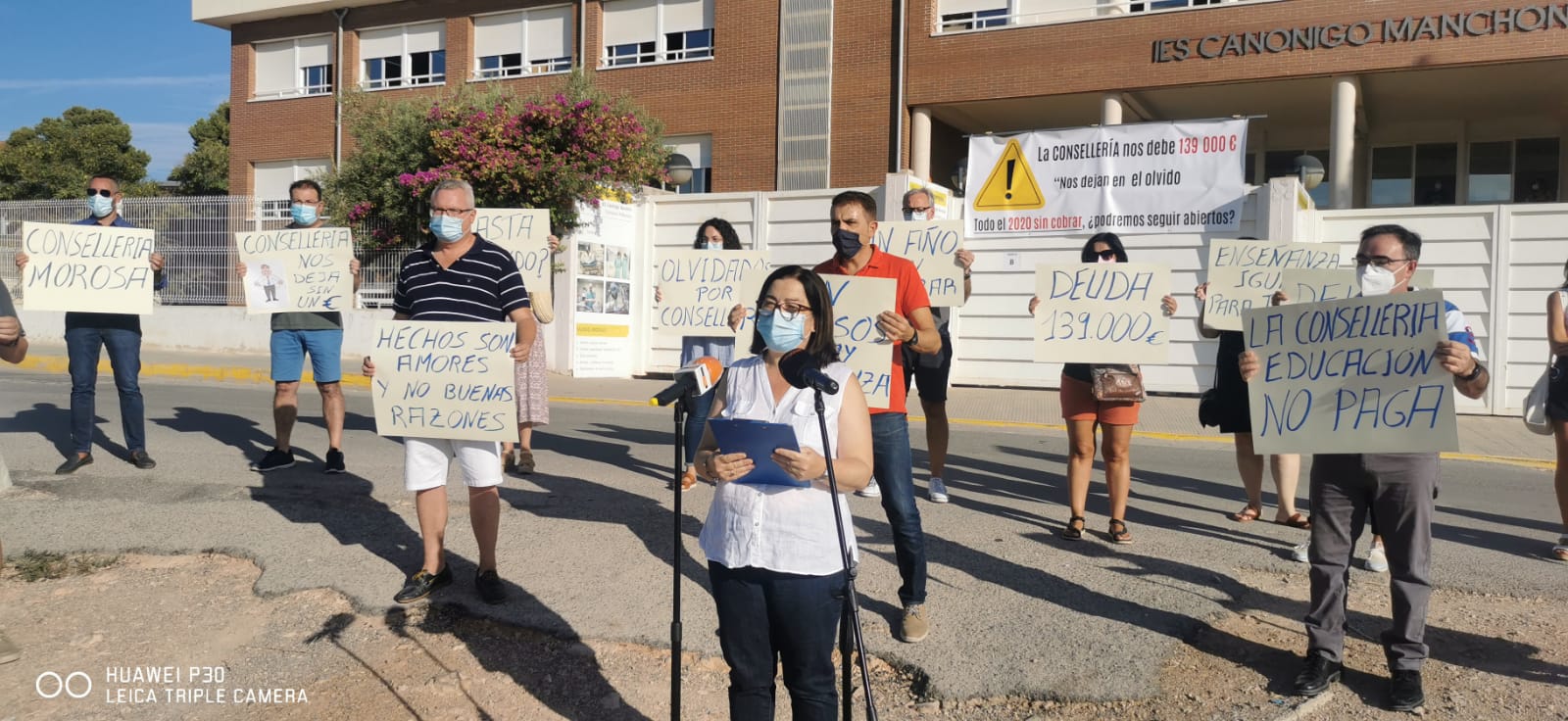 El AMPA del IES Canónigo Manchón se movilizará hasta que la Generalitat pague la deuda de más de 100.000 euros que tiene con este centro El AMPA del IES Canónigo Manchón se movilizará hasta que la Generalitat pague la deuda de más de 100.000 euros que tiene con este centro