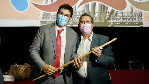 El nuevo alcalde de La Solana, Eulalio Díaz-Cano, con su predecesor Luis Díaz-Cacho (de izquierda a derecha) El nuevo alcalde de La Solana, Eulalio Díaz-Cano, con su predecesor Luis Díaz-Cacho (de izquierda a derecha)