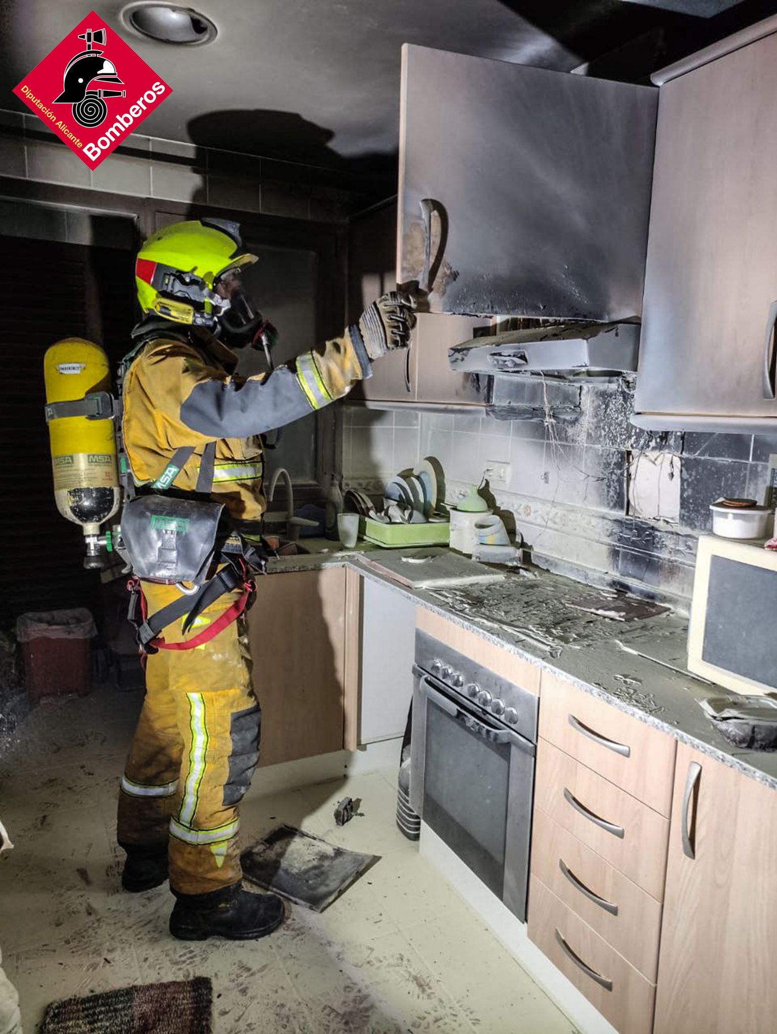 Dos mujeres intoxicadas al tratar de sofocar un incendio en su vivienda de Polop Dos mujeres intoxicadas al tratar de sofocar un incendio en su vivienda de Polop