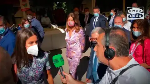 La reina Letizia saluda a Alsina en la Feria del Libro 2021 La reina Letizia saluda a Carlos Alsina en la Feria del Libro 2021