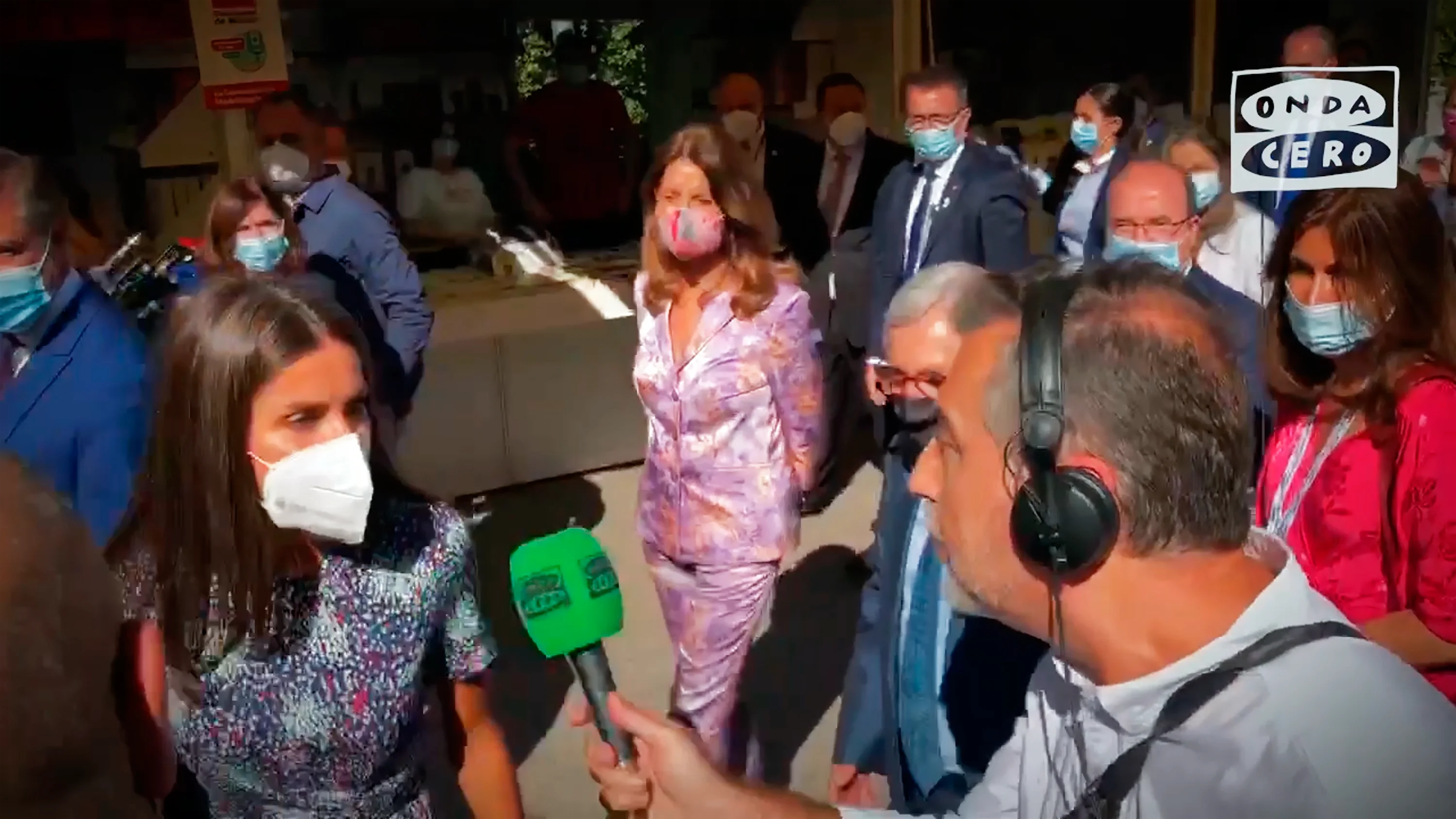 La reina Letizia saluda a Alsina en la Feria del Libro 2021 La reina Letizia saluda a Carlos Alsina en la Feria del Libro 2021