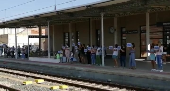 Rechazo a la sustitución de los trenes por autobuses Rechazo a la sustitución de los trenes por autobuses
