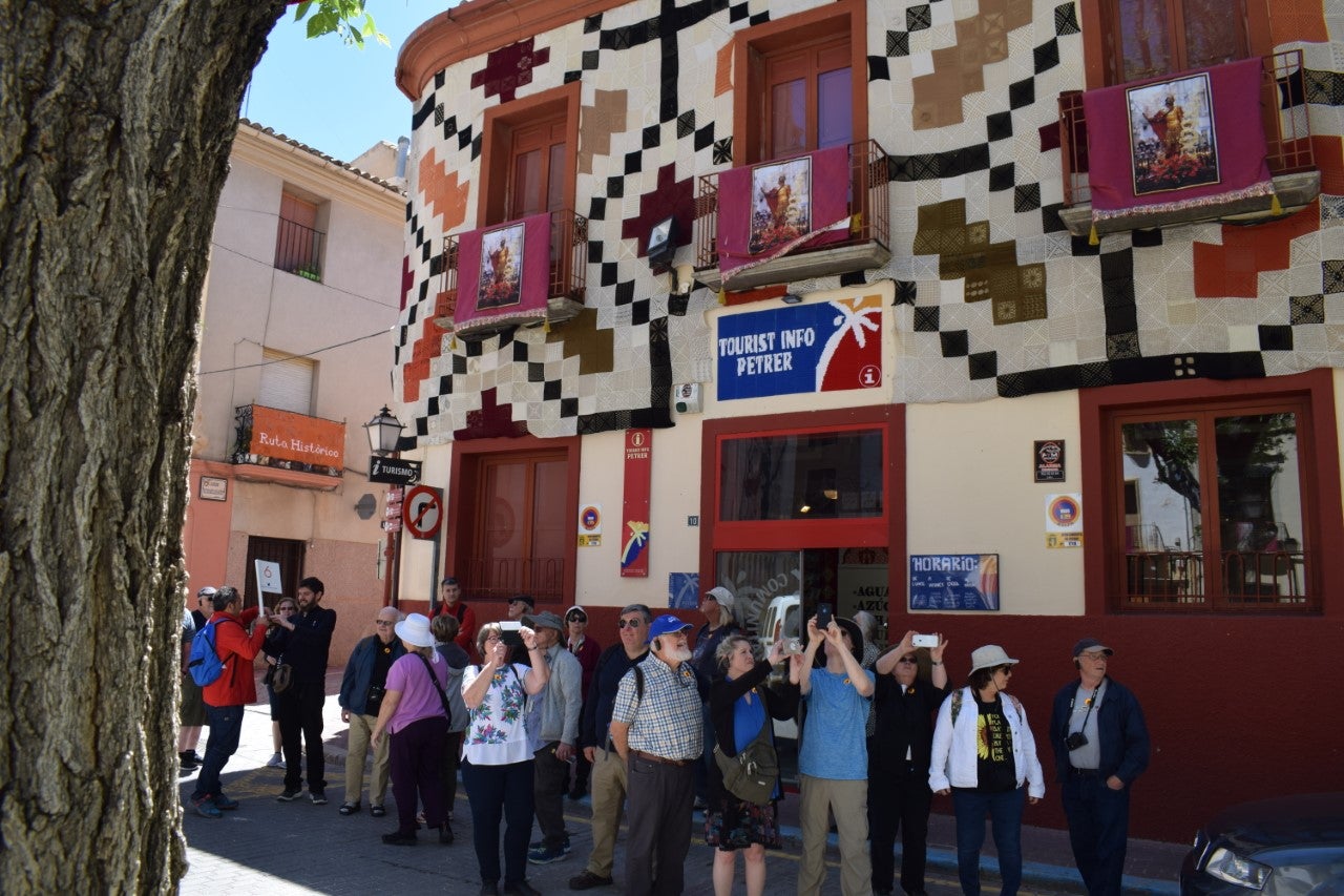Petrer se prepara para recuperar en octubre la visita de cruceristas procedentes del Puerto de Alicante Petrer se prepara para recuperar en octubre la visita de cruceristas procedentes del Puerto de Alicante