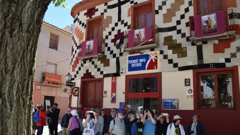 Turistas junto a la oficina de turismo de Petrer. Turistas junto a la oficina de turismo de Petrer.