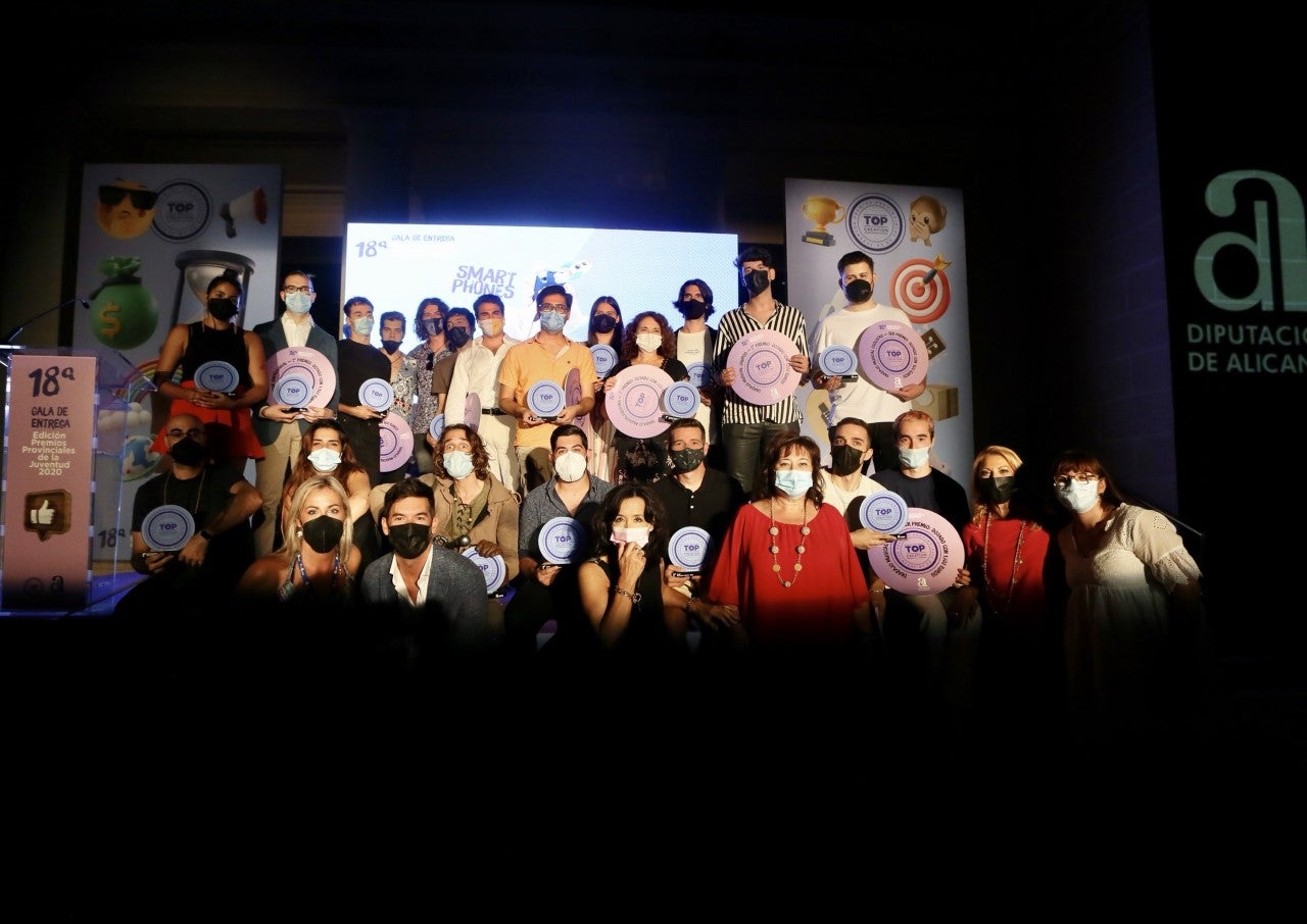 El artista Víctor Vera, de Villena, y el grupo No More Knobs de Elda, reconocidos en los Premios TopCreation El artista Víctor Vera, de Villena, y el grupo No More Knobs de Elda, reconocidos en los Premios TopCreation