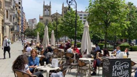 Terrazas hosteleras en el Paseo de Bego&ntilde;a en Gij&oacute;n
