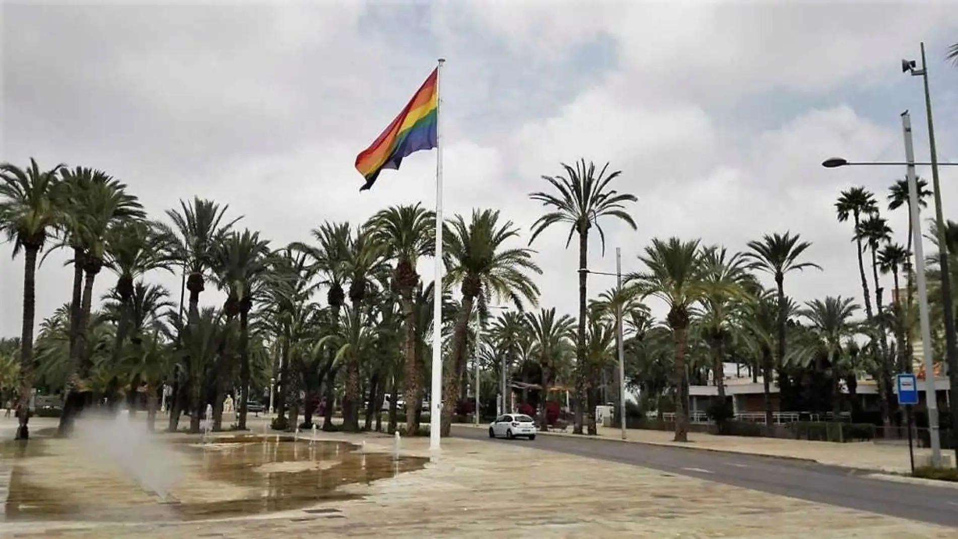 Imagen de archivo de la bandera arcoíris en el Paseo de la Estación de Elche con motivo de la celebración del Día del Orgullo.