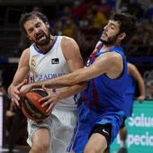 Llull y Abrines disputan un balón durante un Real Madrid - Barcelona Llull y Abrines disputan un balón durante un Real Madrid - Barcelona