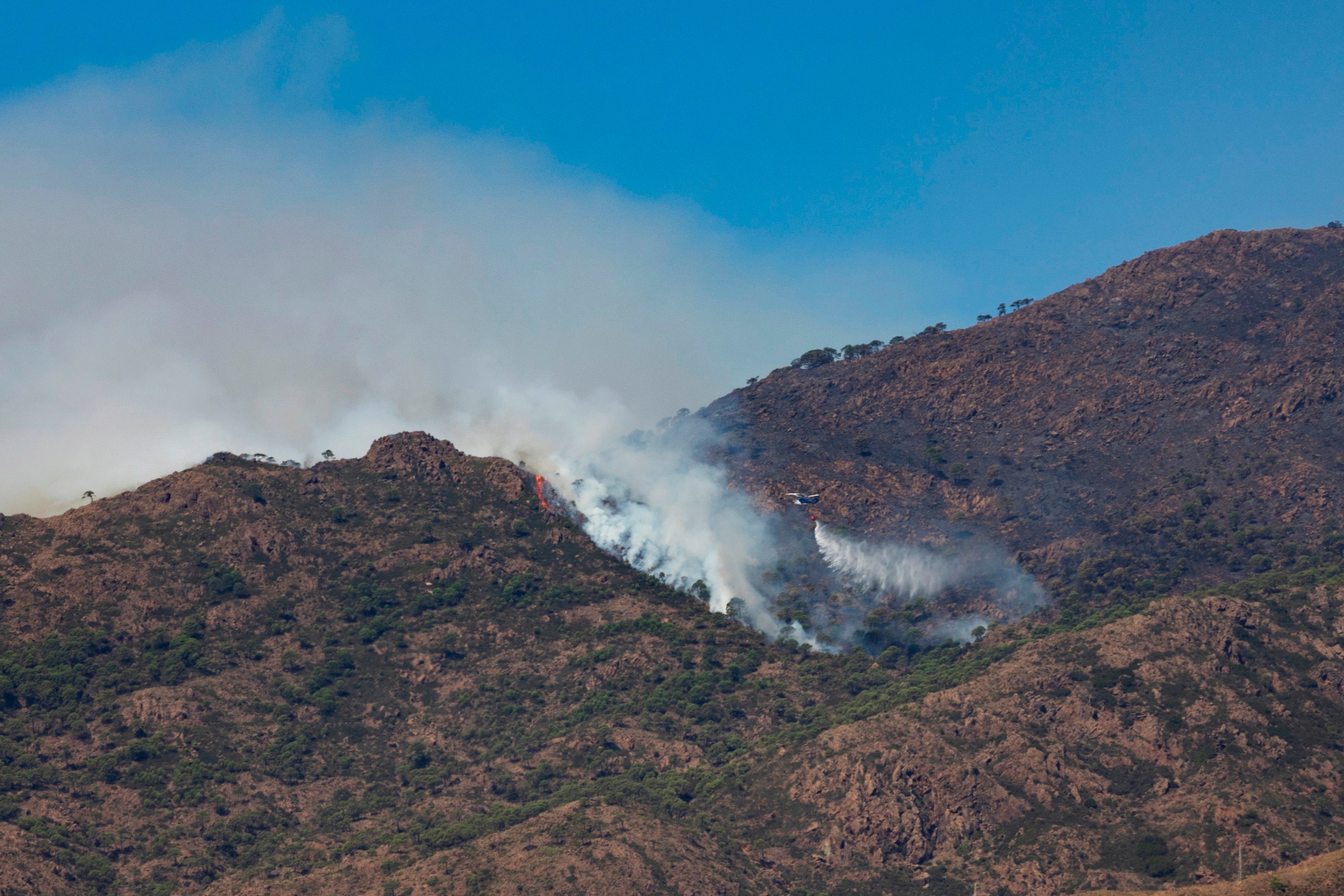 El incendio de Sierra Bermeja sigue imparable en su cuarto día, con 3.000 desalojados y 6.000 hectáreas calcinadas El incendio de Sierra Bermeja sigue imparable en su cuarto día, con 3.000 desalojados y 6.000 hectáreas calcinadas