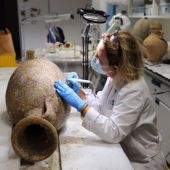 Archivo - Una especialista trabaja con material cerámico arqueológico. 