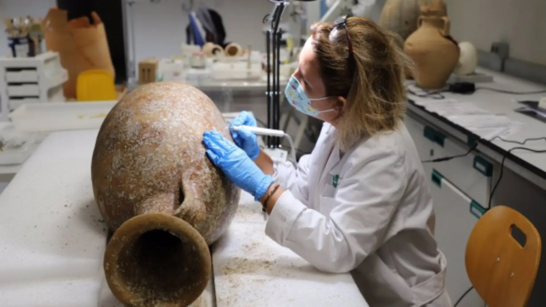 Archivo - Una especialista trabaja con material cerámico arqueológico. 