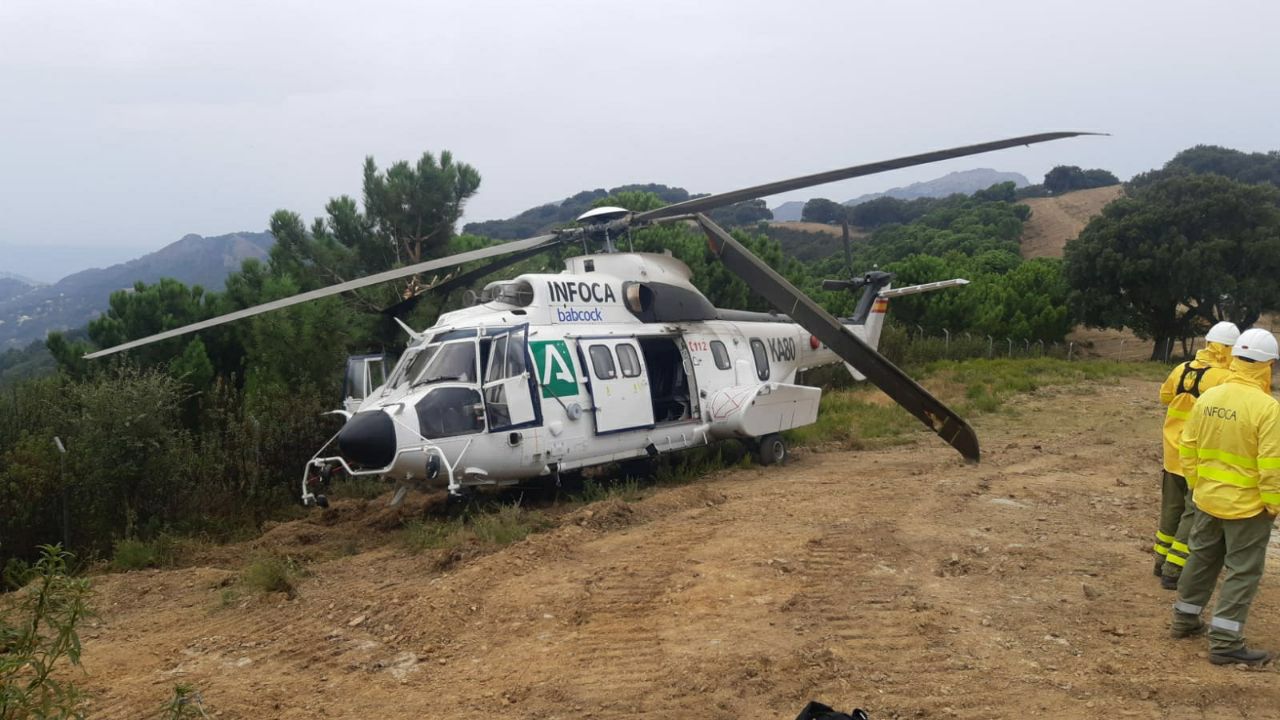 Un helicóptero del Infoca sufre un accidente, sin heridos, durante la extinción del fuego en Sierra Bermeja Un helicóptero del Infoca sufre un accidente, sin heridos, durante la extinción del fuego en Sierra Bermeja