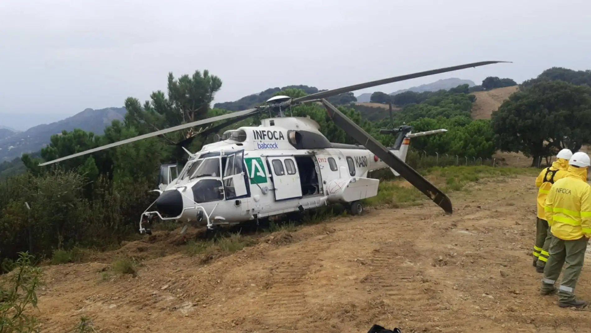 Un helicóptero del Infoca sufre un accidente, sin heridos, durante la extinción del fuego en Sierra Bermeja