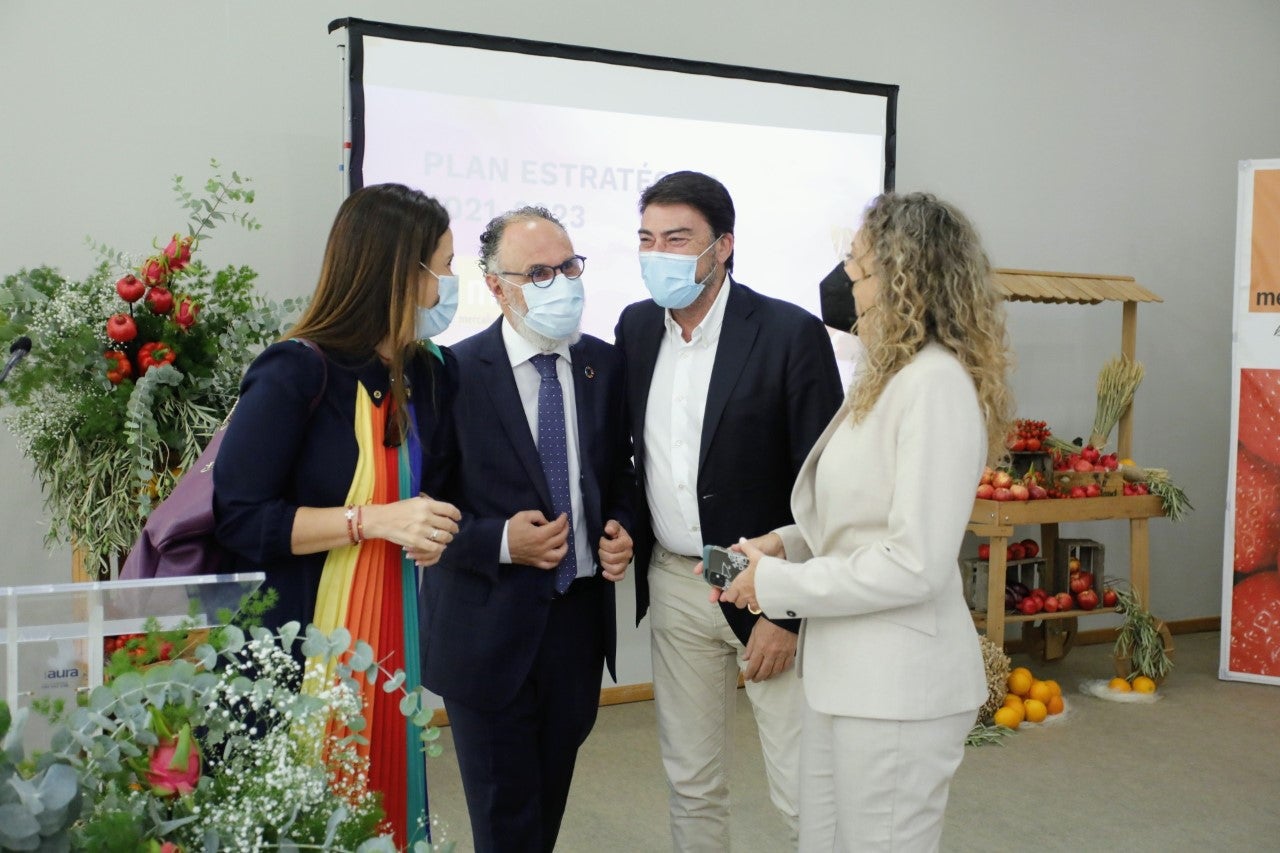Luis Barcala: "El Ayuntamiento de Alicante prolongará la relación con Mercasa de forma indefinida más allá de 2025 en la gestión de Mercalicante" Luis Barcala: "El Ayuntamiento de Alicante prolongará la relación con Mercasa de forma indefinida más allá de 2025 en la gestión de Mercalicante"