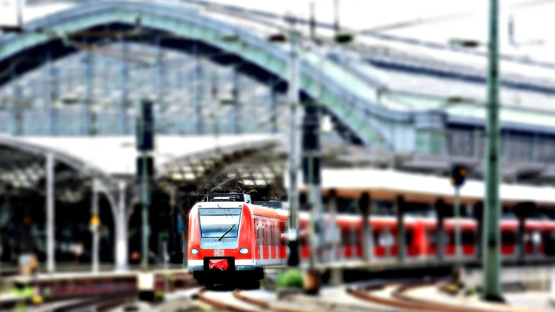 Un tren saliendo de la estación