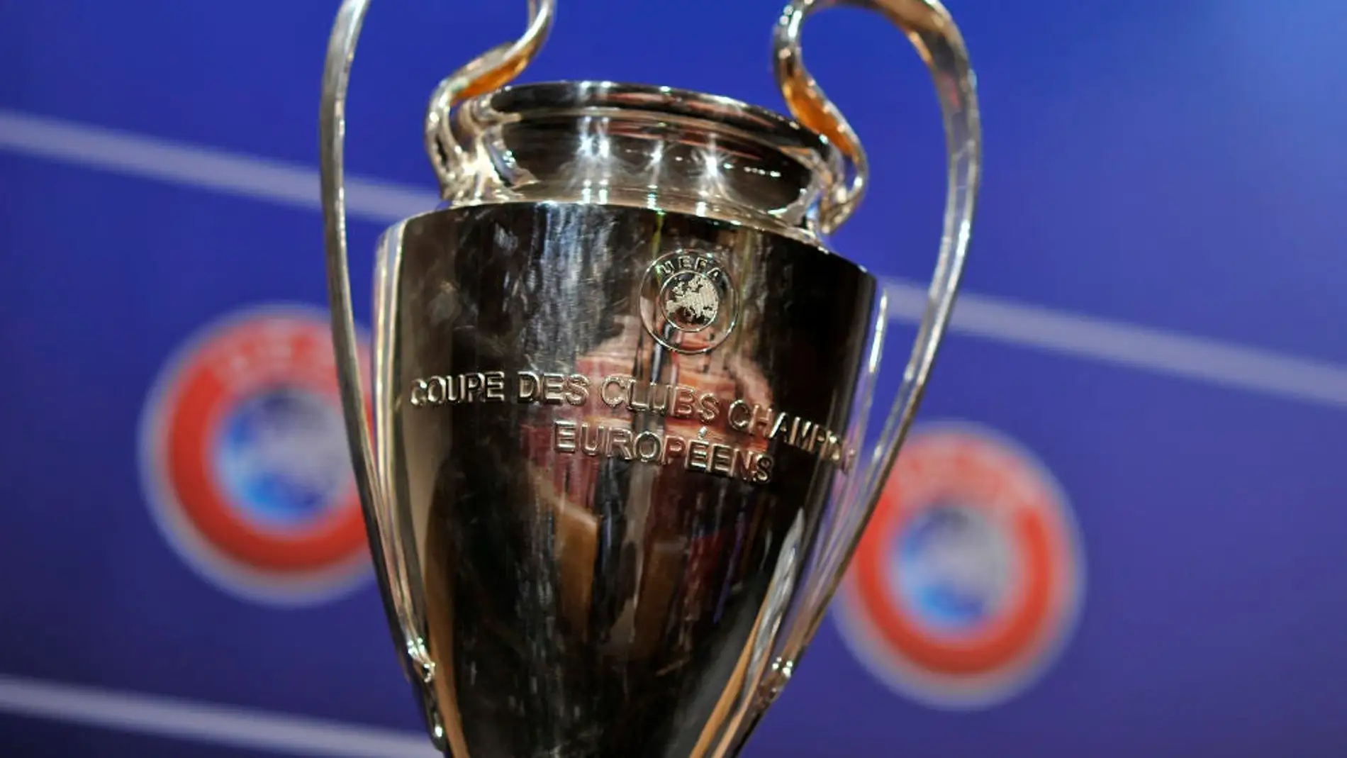 Imagen de archivo del trofeo de la Champions League antes de un sorteo