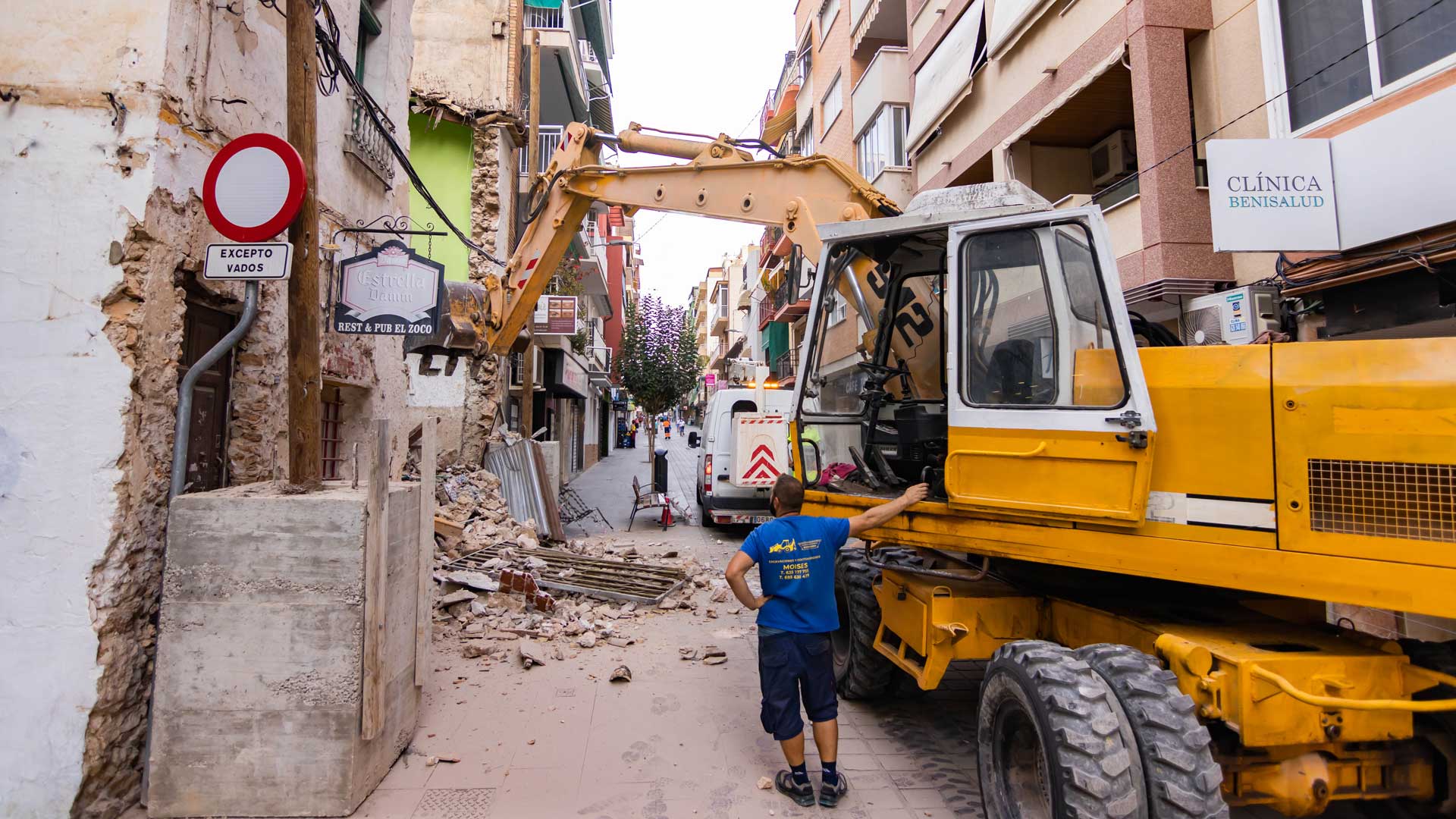 Benidorm inicia el derribo de una finca para ampliar la calle La Garita Benidorm inicia el derribo de una finca para ampliar la calle La Garita